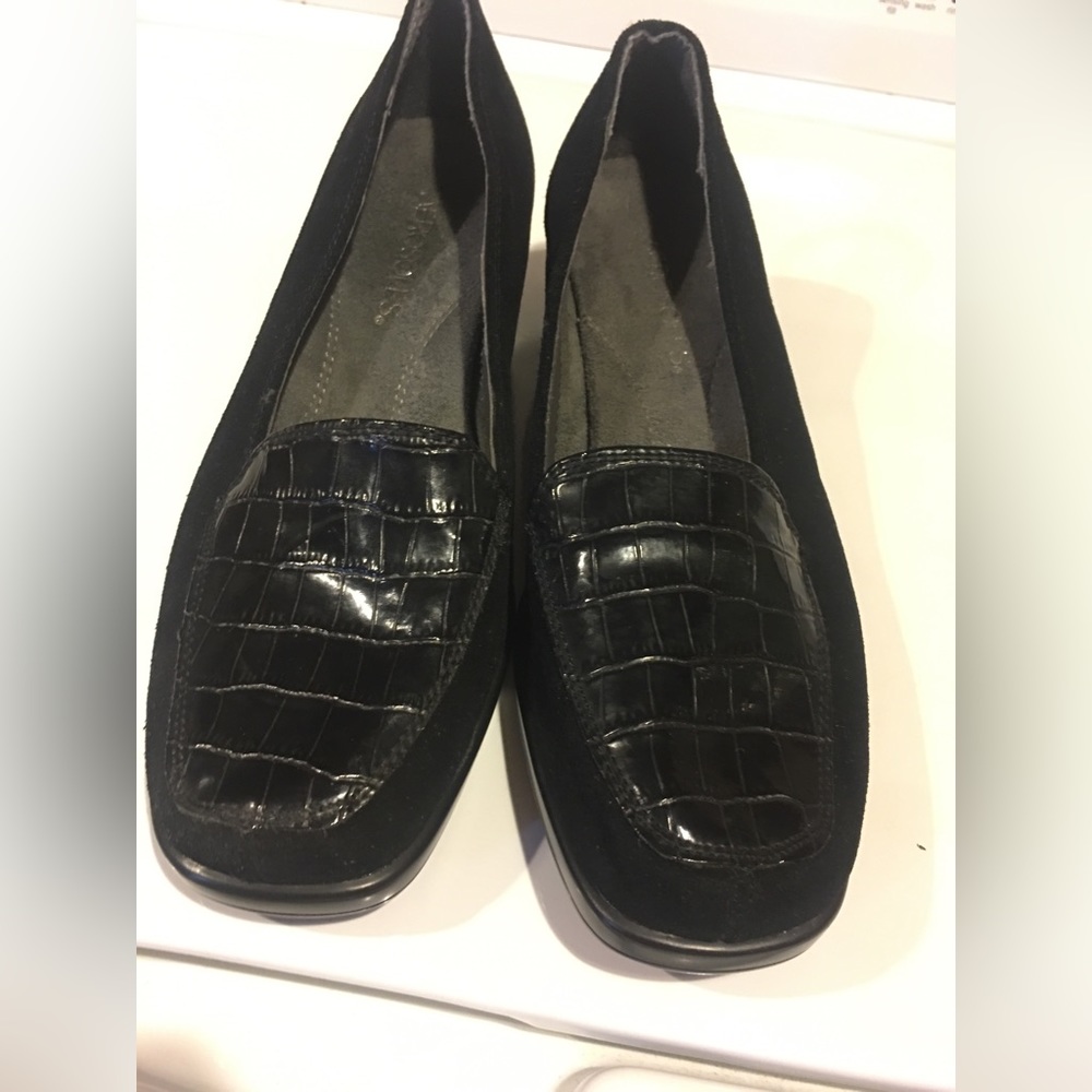 Aerosoles Final Exam Loafer Size 6M Black LeatherCroc design on top suede lower.